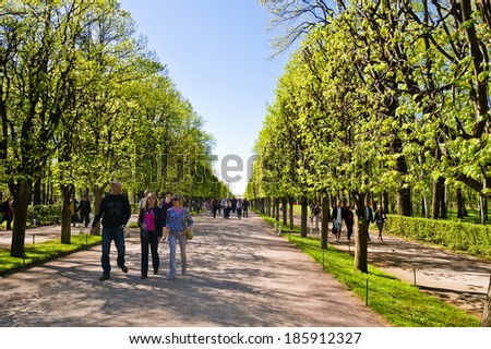 ST. PETERSBURG, RUSSIA - MAY 19 2012. Avenue with tourists in Peterhof, St.Petersburg, Russia