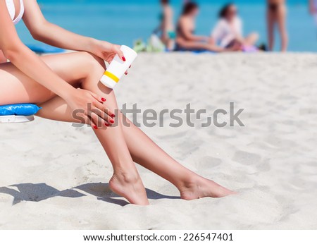 Sun protection for the legs on the beach