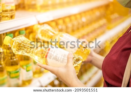 people buying cooking oils for food compare and reading products nutrition label in supermarket Stockfoto © 