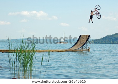 Extreme water jump with mountain bike