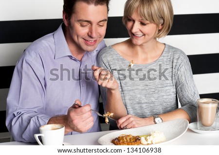 Couple rejoicing their meal in food court