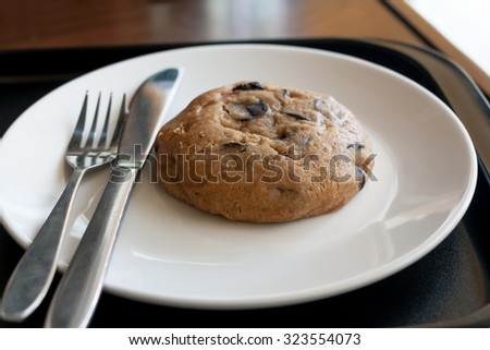Chocolate chip cookies, A plate of freshly baked chocolate chip cookies