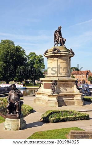 STRATFORD-UPON-AVON, UK - JUNE 12, 2014 - Statue of William Shakespeare sitting on top of the Gower Memorial with Falstaff in the foreground, Stratford-upon-Avon, Warwickshire, England, June 12, 2014.