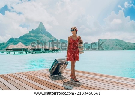 Luxury Bora Bora travel vacation cruise ship passenger tourist arriving at port of call harbour in Bora Bora island, Tahiti, French Polynesia with luggages. Woman on paradise getaway beach hotel. 商業照片 © 