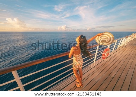 Cruise ship fun happy travel tourist woman enjoying sunset on deck feeling free with open arm relaxing at scenic view of ocean. Foto stock © 