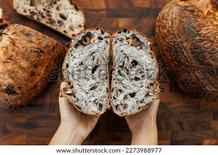 Similar – Foto Bild Sauerteigbrot Vielfalt Draufsicht auf einem blauen Hintergrund. Hausgemachtes Brot flat lay.