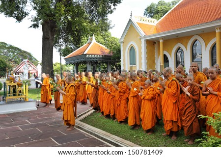 AYUTTHAYA,THAILAND-JULY 21:Many monks of Thailand assembled religious rituals homage to the Buddha in the Day before the Buddhist Lent at the Wat Nived Dhumma Prawad ,July 21,2013 in Thailand