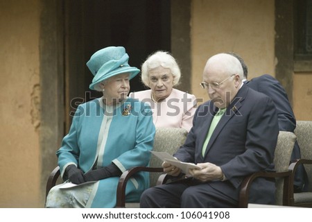Left to right, Her Majesty Queen Elizabeth II, former Supreme Court Justice Sandra Day O\'Connor and Vice President Dick Cheney at James Fort, Jamestown Settlement, Virginia on May 4, 2007.