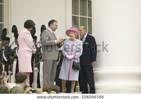 From left to right Virginia First Lady Anne Holton, Governor Timothy M. Kaine, Her Majesty Queen Elizabeth II and Prince Philip standing at the steps of the Virginia State Capitol Virginia May 3, 2007