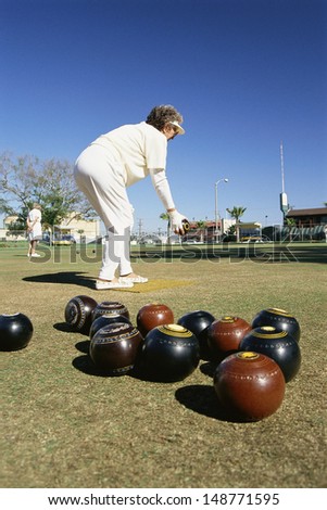 BEVERLY HILLS, CA - CIRCA 1980\'s: Woman delivering ball in lawn bowling in Beverly Hills, CA