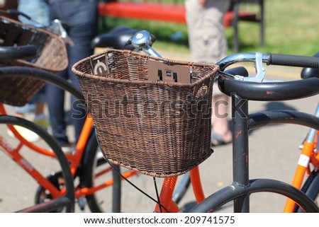 road bike with a wicker basket of orange on the steering wheel