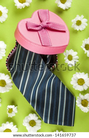 Daisies Dark blue tie in pink heart shaped gift box