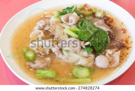 Seafood and Noodles in a Creamy Sauce : Guaitiao Rad Na : delicious tradition thailand food