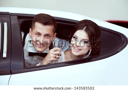 unusual wedding photos with humor/ Bride and groom in car