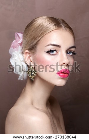 Beauty queen model with spring classic make up. Black arrows. Flowers in the hair. Natural shine skin. Blonde hair.