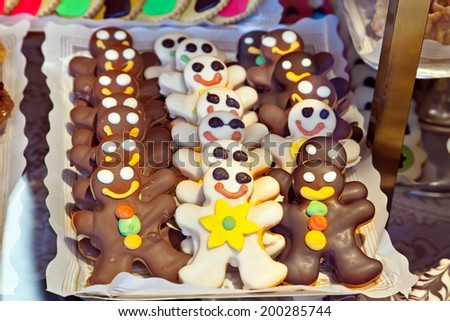 Funny cakes in the form of little people in the window of a confectionery shop