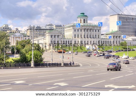 MOSCOW, RUSSIA - July 22.2015: Move out from the Bolshoy Kamenny Bridge on Borovitskaya Square