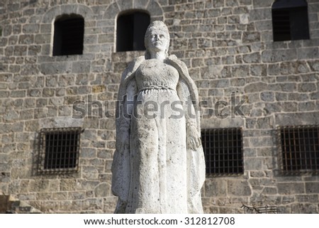 SANTO DOMINGO, DOMINICAN REPUBLIC/DOMINICAN REPUBLIC-SEPTEMBER 1: statue of Maria de Toledo on sept 1 2015 in Plaza Espana and Alcazar de Colon (Diego Colon Palace) Santo Domingo. Dominican Republic