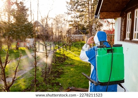 Similar – Foto Bild Landwirt in Schutzkleidung mäht Rasen in einem Garten mit einem Benzinrasenmäher