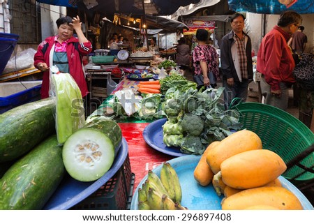 CHIANG MAI, THAILAND, DECEMBER 30, 2015 : Vegetables and fruits sellers in the Talat Pratu market at the south gate in Chiang Mai, Thailand