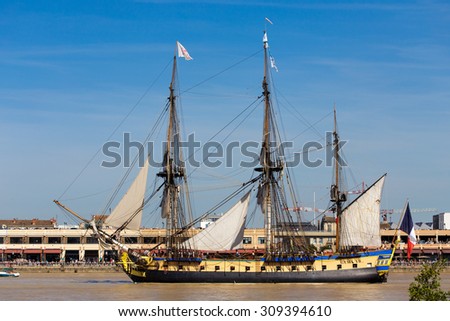 BORDEAUX, FRANCE, AUGUST 20, 2015 : The frigate L \'Hermione is entering the port of Bordeaux in France, this is a copy of the historical ship used by Lafayette when he sailed to America in 1780.
