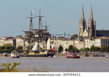 BORDEAUX, FRANCE, AUGUST 20, 2015 : The frigate L \'Hermione is entering the port of Bordeaux in France, this is a copy of the historical ship used by Lafayette when he sailed to America in 1780.