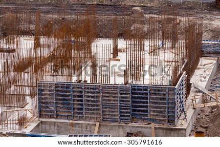 Knitting valves for load-bearing walls. Monolithic frame construction of the building. Solid walls of concrete. The framework for the walls. Formwork for walls made of concrete.