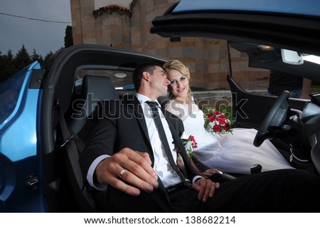 Wedding couple portrait  in sport car