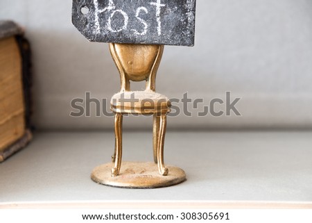 vacant post, golden chair, and an inscription in chalk \