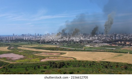3d rendering,Large city under massive attack with destroyed buildings, aerial
Drone view over Tel aviv city bombarded with smoke rising, israel,2022
3d illustration