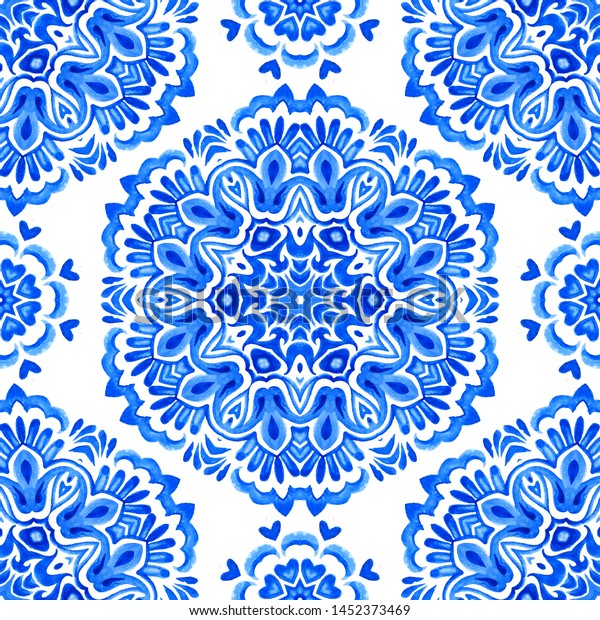 抽象的な青と白の手描きのダマスクタイル 装飾的なレトロな水彩ペイントパターン 壁紙 背景 ページの塗りつぶしに青と白のエレガントな高級手描きのテクスチャー のイラスト素材