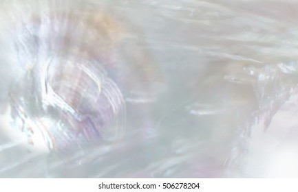 Абстрактный жемчужный фон с мерцающими перламутровыми сиреневыми цветами и радугой