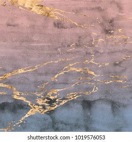 As veias abstratas em mármore de ouro rosa são sobrepostas em uma textura de aquarela ombre em um efeito suave de gradiente rosa e azul. Ilustração Stock