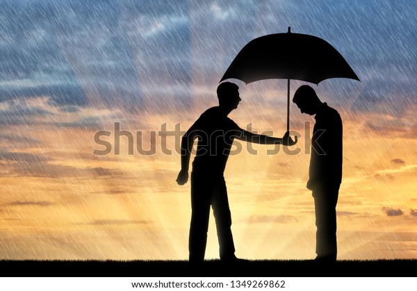 利他主義者は、雨の中に立っている他の悲しい男と傘を共有する。社会における利他主義のコンセプト