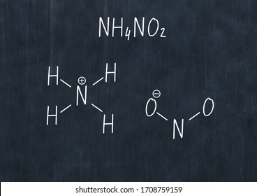 亜硝酸アンモニウムの式 黒板に手書きの化学式 黒い学校ボードの白い背景にイラトス 骨格式 教育 学資 化学の授業 のイラスト素材