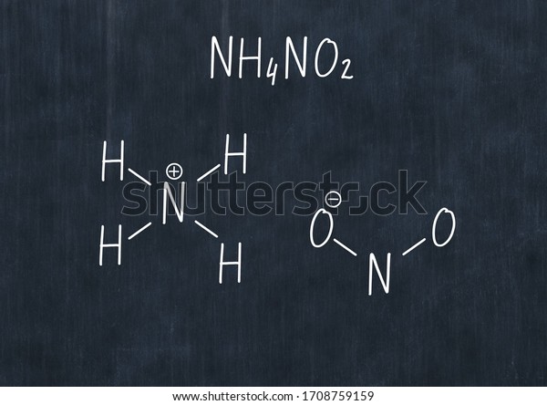 亜硝酸アンモニウムの式 黒板に手書きの化学式 黒い学校ボードの白い背景にイラトス 骨格式 教育 学資 化学の授業 のイラスト素材