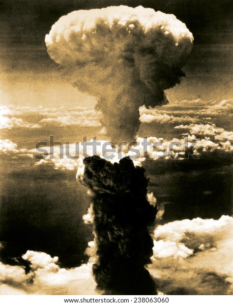 原子爆弾 1945年8月9日 米国の爆撃機 エノラ ゲイ が原爆を投下した後 日本の長崎上空にキノコ雲が6万フィート以上浮き上がります のイラスト素材