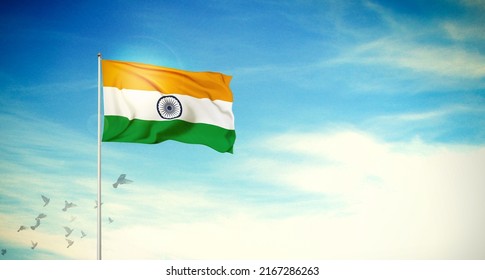 Belle photo du drapeau indien contre le ciel bleu et les pigeons voyageurs. L'Inde célèbre sa fête nationale le 26 janvier.