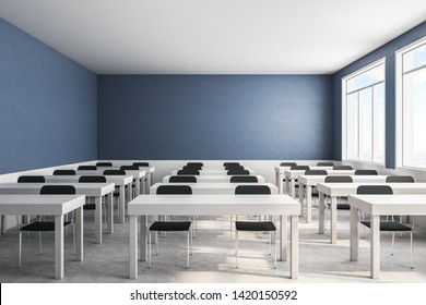 Intérieur de classe bleu clair avec bureau, chaises et vue sur la ville. Le concept d'éducation et de savoir. Rendu 3D : illustration de stock
