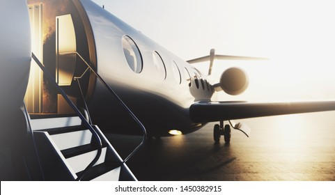 Самолет бизнес-класса, припаркованный в терминале. Концепция роскошного туризма и деловых поездок. Крупный план. 3D-рендеринг