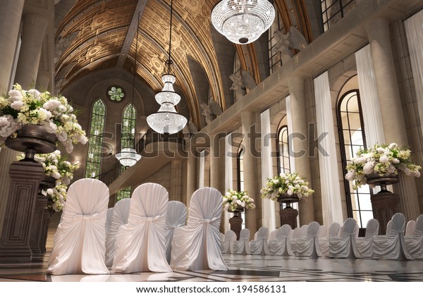 教会の大聖堂の結婚式の内部に 優雅な椅子が並び 流れる花のアレンジメントが飾られています のイラスト素材