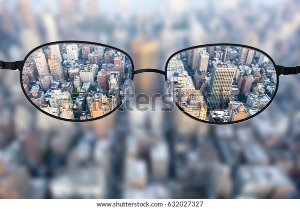 都市の景観がぼかした背景に眼鏡レンズを中心とした鮮明な都市景観 のイラスト素材