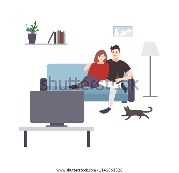 居心地の良いソファに座ってテレビやテレビを見る かわいい男女の漫画のキャラクター 家で楽しんでいる若い夫婦 男と女が一緒に過ごす イラスト のイラスト素材