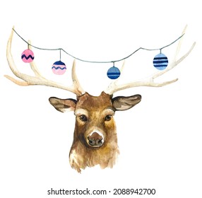 中立の白い背景にクリスマスボールの角を装飾した かわいいリアルなトナカイのポートレート 北の動物の水色のイラスト のイラスト素材