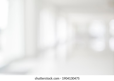 Pasadizo blanco y borroso vacío del pasillo del edificio de oficinas blanco moderno con fondo de desenfoque de negocios de la puerta de entrada