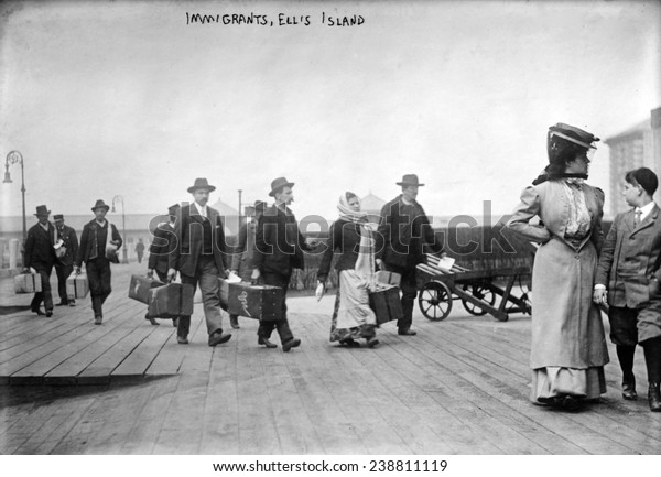 1907年にエリス島に到着したヨーロッパ人の移民 のイラスト素材 1907年にエリス島に到着したヨーロッパ人の移民 のイラスト素材