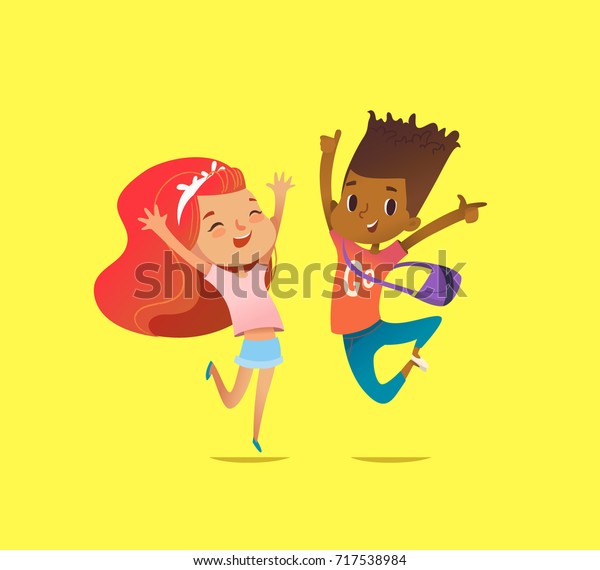 黄色い背景に興奮した少年と異なる人種の女の子が笑い 喜び 飛び上がった手で飛び上がる 喜ぶ子ども たちのコンセプト ウェブサイトのバナー ポスター はがきのイラスト のイラスト素材