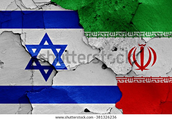 ひびの入った壁に描かれたイスラエルとイランの国旗 のイラスト素材