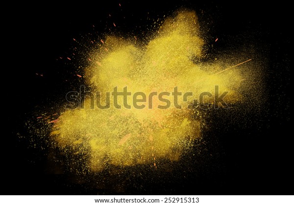 黒い暗い背景にカラフルな黄色の粉末が爆発する動きをフリーズします カラーダストクラウドの抽象的デザイン パーティクル爆発スクリーンセーバー 壁紙 ブラシ のイラスト素材