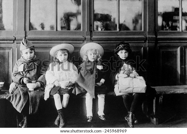 第二次世界大戦中のフランス難民の子どもたち 列車を待つ間 子どもたちは米国赤十字の兵士の水筒からパンとミルクを食べていた 1917 1918 の イラスト素材